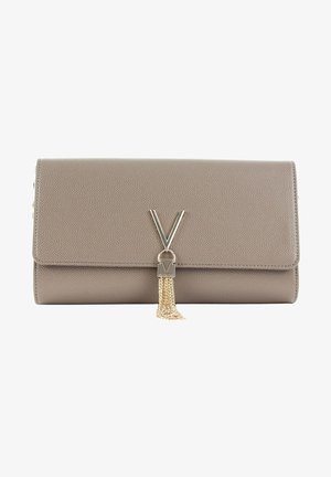Lær clutch-veske i lys taupe med teksturert finish, har en metallisk V-formet clasp og detaljer med gyllen kjedeos.