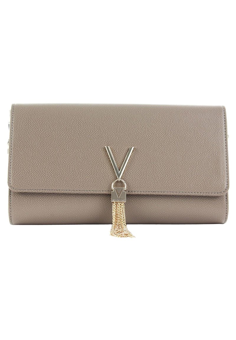 Borsa a pochette in pelle color taupe chiaro con finitura testurizzata, dotata di una chiusura metallica a forma di V e dettaglio con frangia in catena dorata.