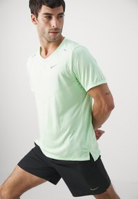 Nike Performance RISE - Camiseta deportiva - vapor green/silver