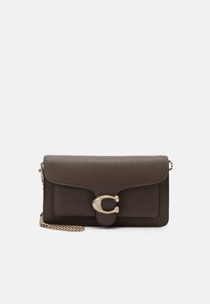 Mørkebrun tekstureret læderclutch med klaplukning, guldfarvet "C" spænde og guldkæde strop på hvid baggrund.