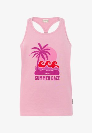 Ružové bavlnené tielko s potlačou "Summer Daze", v kombinácii s fialovými šortkami. Čierne žabky a slnečné okuliare dopĺňajú outfit.