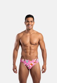 Lyserøde badebukser med legesyge madtema-mønstre, herunder is, hotdogs og drikkevarer. Fremstillet af elastisk, behageligt materiale.