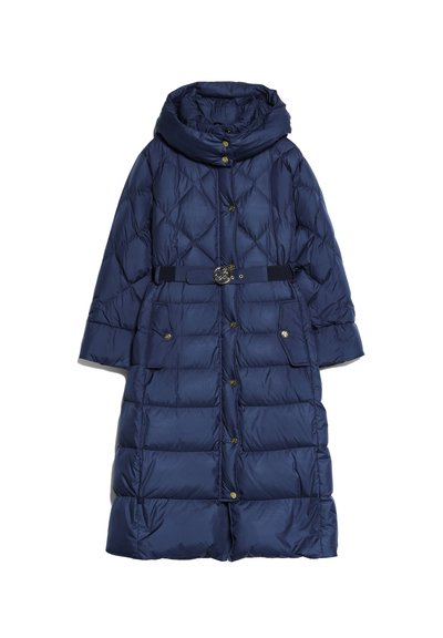 Long manteau d'hiver matelassé bleu marine avec col montant, boutons dorés, ceinture avec boucle décorative et deux poches avant à rabat.