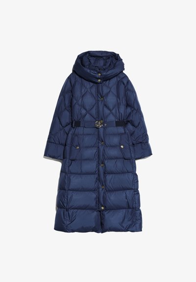 Long manteau d'hiver matelassé bleu marine avec col montant, boutons dorés, ceinture avec boucle décorative et deux poches avant à rabat.