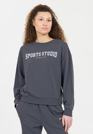 Dunkelgrauer Sweatshirt mit Rundhalsausschnitt und gerippten Bündchen. Mit "SPORTS STUDIO ATHLECIA"-Aufdruck in Weiß, aus weich strukturiertem Material.