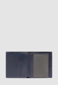 Billetera de cuero azul marino con múltiples ranuras para tarjetas y una ventana transparente para el ID. Textura suave con detalles de costura en contraste. Diseño abierto.