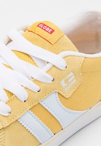 Globe ENCORE 2 - Sapatilhas - pineapple/white