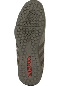 Brązowa podeszwa buta Geox z teksturowanej gumy z okrągłymi wcięciami i wyraźnym czerwonym logo.