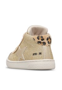 Złote błyszczące sneakersy typu high-top z detalem z futra w leopardzi wzór w kołnierzu, akcentem w kształcie gwiazdy oraz białą gumową podeszwą. Posiadają dyskretne logo.