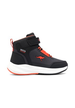 Schwarzer und oranger High-Top-Sneaker mit weißer Sohle, Känguru-Logo, wasserabweisendem Etikett, Klettverschluss und Zuglasche an der Ferse.