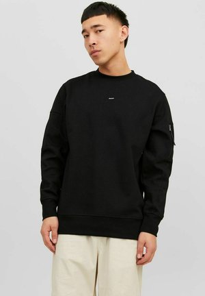 Schwarzer Sweater mit langen Ärmeln, gerippten Bündchen und Rundhalsausschnitt. Verfügt über ein kleines Logo auf der Brust und eine Reißverschlusstasche am Ärmel.