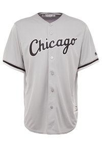 Camiseta de béisbol gris con "Chicago" en un script cursivo negro, diseño de botones en la parte frontal, mangas cortas, con acentos negros en el cuello y los puños.