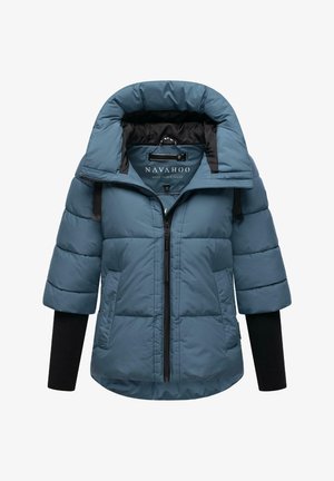 Najlonast jakna v zatemnjenem modrem odtenku, z visokim ovratnikom, kratkimi rokavi, zadrgo in kontrastnimi črnimi rebrastimi manšetami.