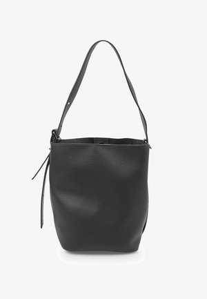 Schwarze Leder-Einkaufsstasche mit strukturierter Oberfläche, einem einzigen Schultergurt und einem offenen Design. Verfügt über einen Zugverschluss.
