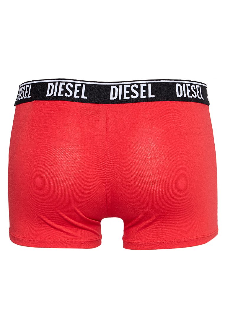 Rote Boxershorts mit einem schwarzen Taillenbund, der das Wort "DIESEL" in weißen Buchstaben trägt. Glatte Textur und enganliegendes Design.