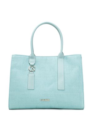 Jasnoniebieska pleciona torebka z gładkimi skórzanymi uchwytami i srebrnymi akcentami. Posiada logo oraz wyraźnie zdefiniowany prostokątny kształt.