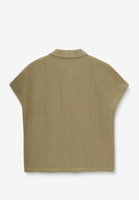 Top vert olive à manches courtes avec un col, présentant une coupe ample et un tissu lisse, légèrement texturé. Ourlet net et design minimal.