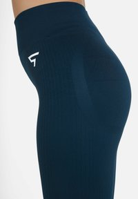 SQUATPROOF NO SURRENDER SEAMLESS - Pajkice - black cyan