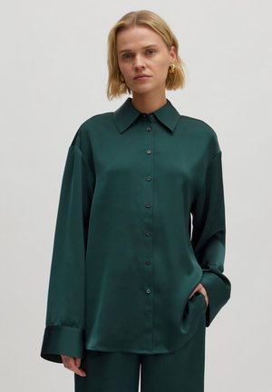 Langärmlige Bluse aus dunkelgrünem Satin mit klassischem Kragen, vorderem Knopfverschluss und lässiger Passform mit geknöpften Ärmeln.