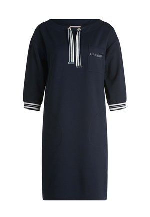 Robe bleu marine en tissu doux, avec un col rond, des cordons, des manches trois-quarts à rayures, et une poche poitrine ornée de détails.