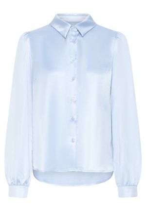 Vaaleansininen satiininen pitkähiha blouse, jossa on kärkipontto, napillinen etuosa ja hieman rypytetyt hihansuut.