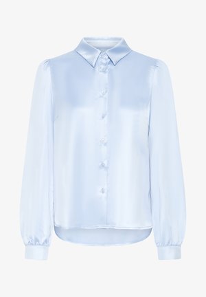 Blusa in satin azzurro chiaro a maniche lunghe con colletto a punta, chiusura frontale con bottoni e polsini leggermente arricciati.