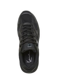 Melnas sporta kurpes ar sietiņu un sintētisku augšdaļu, mīkstu apkakli, saistīšanas dizainu un teksturētu gumijas zoli. Paraksta detaļa uz iekšējā zola.