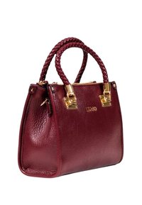 Borsa in pelle borgogna con manici intrecciati, dettagli dorati e una forma strutturata, caratterizzata da un logo goffrato discreto sulla parte anteriore.