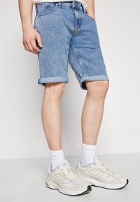 Tommy Jeans RONNIE  - Shorts vaqueros - denim medium
