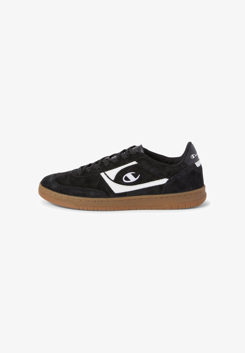 Schwarze Wildleder-Sneaker mit weißem Champion-Logo und Gummisohle, niedrig geschnittenes Design und schwarze Schnürsenkel auf einem weißen Hintergrund.