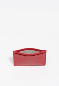 Tarjetero de cuero vegano rojo con logo embosado "BIMBA", diseño de apertura superior, bordes curvados y forro interior texturizado. Forma compacta y elegante.