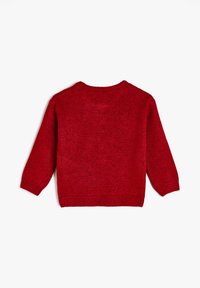 Czerwony sweter z dzianiny, okrągłym dekoltem i długimi rękawami, z lekko teksturowanym materiałem oraz prążkowanymi detalami przy mankietach i na dole.