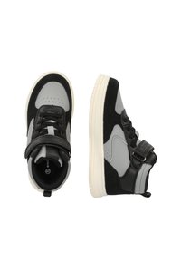 Korkea-toppiin sneakerit, joissa on harmaan nahan ja mustan mokkanahan sekoitus, valkoiset kumipohjat, tarranauha ja rei'itetty varvasyksityiskohta.