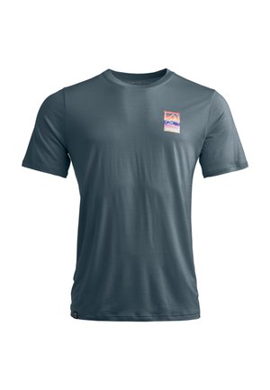 Herren T-Shirt mit kurzen Ärmeln in Schieferblau, aus glattem Stoff. Mit einem rechteckigen Logo mit Bergen und Wellen auf der oberen linken Brust.