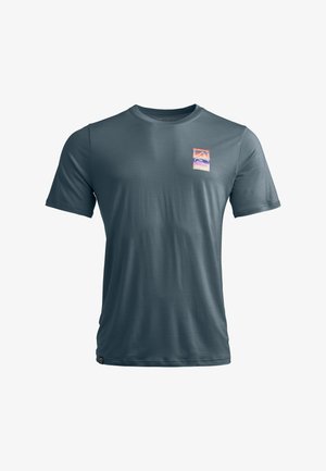Herren T-Shirt mit kurzen Ärmeln in Schieferblau, aus glattem Stoff. Mit einem rechteckigen Logo mit Bergen und Wellen auf der oberen linken Brust.