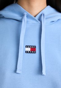 Tommy Jeans TJW BXY BADGE - Sportinis megztinis - westside blue