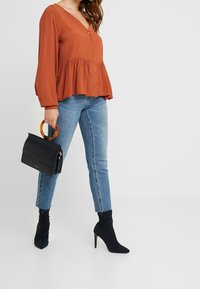 ONLY Petite Bluse - brown