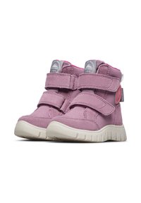 Baskets montantes en toile rose avec double bande Velcro, surface texturée, bout arrondi et semelle en caoutchouc blanc à motif nervuré.