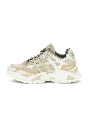 Scarpa sportiva beige con accenti bianchi, caratterizzata da una parte superiore in mesh, sovrapposizioni testurizzate, dettagli riflettenti e una suola in gomma chunky.