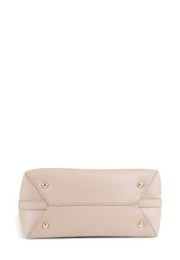 Borsa a mano in pelle beige con texture a granulosa, forma rettangolare, accentuata da borchie dorate negli angoli e un dettaglio sulla cucitura superiore.