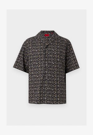 Chemise noire à manches courtes à boutons avec motif répétitif « HUGO » en tons gris et marron, étiquette rouge au col.