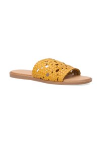 Geel gevlochten leren schuif sandaal met een brede band met uitsnijdingen en een platte, tan rubberen zool.