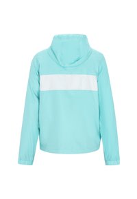 Giacca a vento di colore azzurro chiaro con una striscia orizzontale bianca sul retro, dotata di cappuccio e polsini elasticizzati. Texture liscia e design casual.