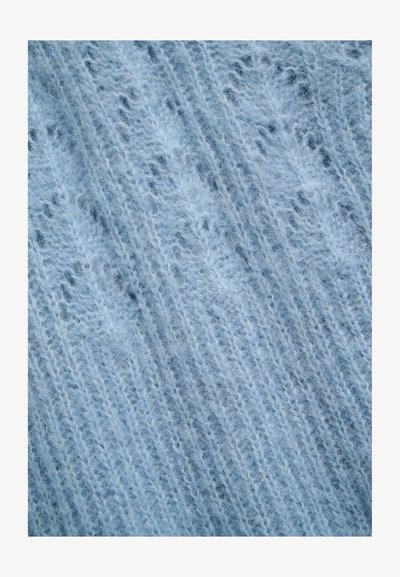 Tissu tricoté doux et duveteux bleu clair avec une texture côtelée verticale et des fibres fines de fil visibles.