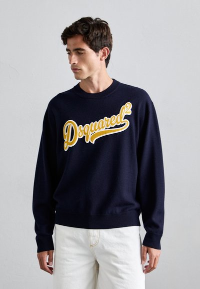 Pull en laine bleu marine à col rond avec un grand logo jaune "Dsquared²" sur la poitrine ; fabriqué en matériau tricoté doux avec des poignets côtelés.