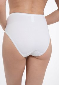 Slip bianchi a vita alta realizzati in tessuto morbido con finitura pulita e cuciture minime, dotati di una morbida vita elasticizzata.