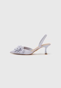 Chaussure slingback en cuir lavande avec bout pointu, dotée de trois appliqués floraux superposés et d'un petit talon sculpté.