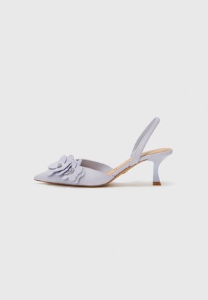 Lavendel læder slingback sko med spids tå, der har tre lagde florale appliquéer og en lav, skulptureret hæl.