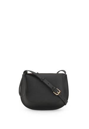 Sac bandoulière en cuir noir avec une sangle réglable, boucle dorée, fermeture éclair et bord inférieur arrondi.