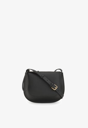 Sac bandoulière en cuir noir avec une sangle réglable, boucle dorée, fermeture éclair et bord inférieur arrondi.